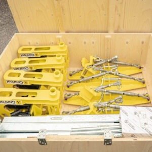 Pieds pour Transbordement d'un Conteneur Maritime - ConFoot CFP avec HydrauliqueSimplifiez le transbordement de vos conteneurs maritimes avec les Pieds ConFoot CFP avec Hydraulique. Ce kit hydraulique est conçu pour offrir une solution efficace et sécurisée pour le levage et le déplacement de conteneurs maritimes. Comprenant 4 supports de jambes avec un système hydraulique intégré, ce kit est parfait pour les opérations logistiques nécessitant une flexibilité et une facilité d'utilisation accrues.     Caractéristiques  Composants Inclus :  Le kit comprend 4 supports de jambes CFP avec système hydraulique intégré, assurant une stabilité et une capacité de levage optimales. Hydraulique Avancée :  Équipés de systèmes hydrauliques robustes, ces supports permettent un levage facile et contrôlé des conteneurs, réduisant les efforts manuels et augmentant l'efficacité. Dimensions et Poids de l'Ensemble :  Caisse : 120 x 100 x 500 cm Poids : 115-120 kg Conception Modulaire :  Les pieds ConFoot CFP sont conçus pour être facilement démontés et transportés, facilitant leur utilisation sur différents sites et opérations. Avantages  Facilité d'Utilisation :  Le système hydraulique intégré permet un levage simple et efficace des conteneurs, réduisant le besoin de machinerie lourde et minimisant les risques de blessure. Transport et Stockage :  Le kit démonté est compact et léger, avec des dimensions de 120 x 100 x 500 cm et un poids total de 115-120 kg, facilitant son expédition et son stockage. Flexibilité et Polyvalence :  Idéal pour diverses applications logistiques, ces supports de jambes peuvent être utilisés sur différents types de terrains et dans diverses conditions de travail. Sécurité et Stabilité :  Conçus pour offrir une stabilité maximale lors du levage et du transbordement des conteneurs, assurant la sécurité des opérations et des opérateurs. Applications  Transport et Logistique :  Parfait pour les entreprises de transport et logistique nécessitant des solutions flexibles pour le levage et le déplacement des conteneurs maritimes. Chantiers de Construction :  Utilisable sur les chantiers pour déplacer les conteneurs de stockage ou de matériel de manière sécurisée et efficace. Industrie Maritime :  Idéal pour les ports et les terminaux maritimes où le transbordement des conteneurs est une activité quotidienne. Optez pour les Pieds pour Transbordement d'un Conteneur Maritime - ConFoot CFP avec Hydraulique et améliorez l'efficacité, la sécurité et la flexibilité de vos opérations de levage et de déplacement de conteneurs. Commandez votre kit aujourd'hui et bénéficiez d'une solution innovante pour vos besoins logistiques.